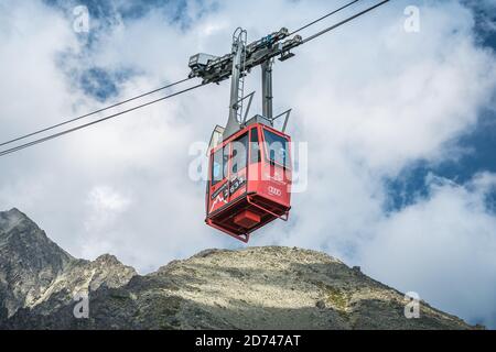 TATRANSKA LOMNICA, SLOVAQUIE, AOÛT 2020 - cabine rouge de téléphérique de Skalnate pleso au pic Lomnicky Stit dans les montagnes de High Tatras Banque D'Images