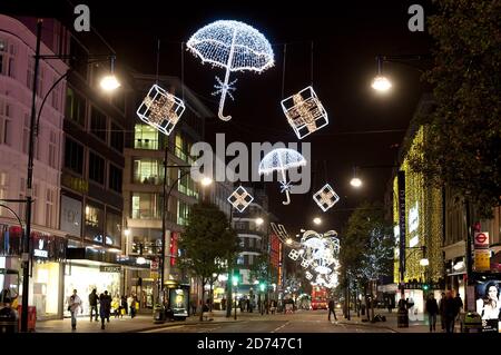 Vue générale des lumières de Noël sur Oxford Street, dans le centre de Londres, qui ont été allumées le 4 novembre. Banque D'Images