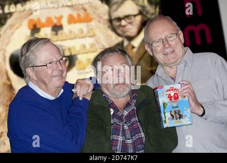 (l-r) Tim Brooke Taylor, Bill Oddie et Graeme Garden of the Goodies photographiés lors de la signature de leur DVD du 40e anniversaire, à HMV, sur Oxford Street, dans le centre de Londres. Banque D'Images