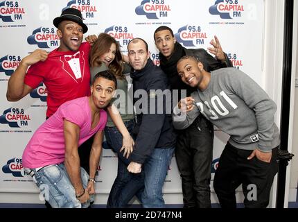 JLS en photo avec Lisa Snowden et Johnny Vaughan, après une interview sur Capital FM, aux studios de radio mondiale du centre de Londres. Banque D'Images