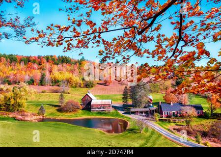 Ferme rurale idyllique de la Nouvelle-Angleterre et paysage avec feuillage d'automne coloré. Banque D'Images