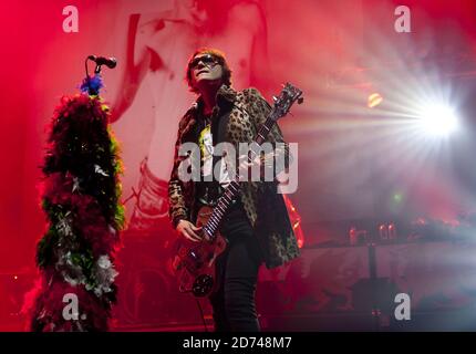 Nicky Wire, de Manic Street Preachers, se produit en direct au concert de la XFM Winter Wonderland, à l'O2 Brixton Academy, dans le sud de Londres. Banque D'Images