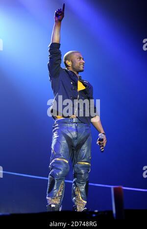 Jonathan 'JB' Gill de JLS se produit en direct au Wembley Arena, dans le nord de Londres. Banque D'Images