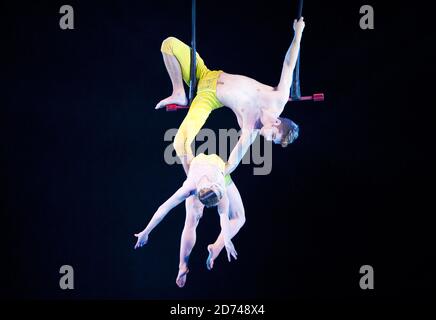 Des artistes sur scène lors d'une répétition de Totem par le Cirque du Soleil, au Royal Albert Hall à l'ouest de Londres. Banque D'Images