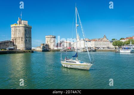 Port de la Rochelle, France 17th juillet 2017 - Voilier arrivant dans le Vieux Port de la Rochelle France sur la côte Atlantique de la Charente-Maritime Banque D'Images