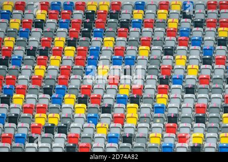 Les coques colorées des sièges de la Merkur Spiel Arena vide de Düsseldorf, en Allemagne. Banque D'Images