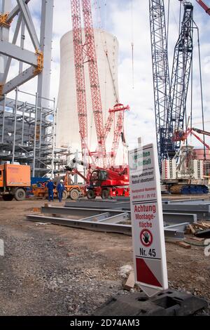 Site de construction de la nouvelle centrale au lignite Neurath près de Grevenbroich, Boa 2/3, grues devant la tour de refroidissement de 200 mètres de haut, au nord Banque D'Images