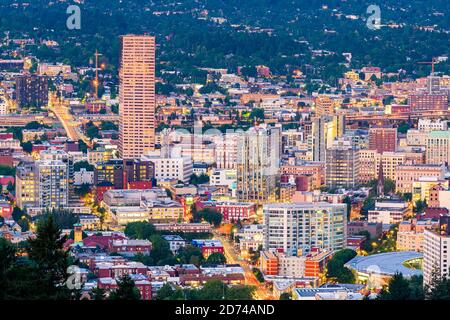 Portland, Oregon, USA Centre-ville paysage urbain au crépuscule. Banque D'Images