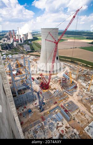 Site de construction de la nouvelle centrale au lignite Neurath près de Grevenbroich, Boa 2/3, tour de refroidissement de 200 mètres de haut, plus grande grue relocalisable Banque D'Images