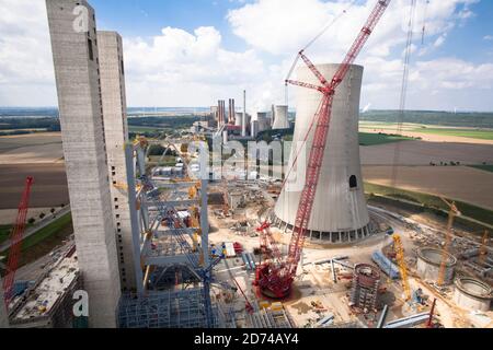 Site de construction de la nouvelle centrale au lignite Neurath près de Grevenbroich, Boa 2/3, tour de refroidissement de 200 mètres de haut, plus grande grue relocalisable Banque D'Images