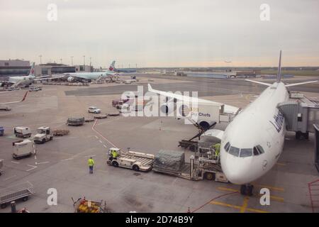 L'aéroport de Francfort : Les avions de United Airlines et Lufthansa avant de l'édifice, en Allemagne, en Hesse, Hesse , Frankfurt am Mai Banque D'Images