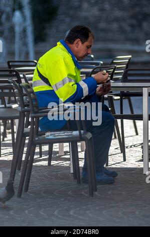terni, italie octobre 20 2020:postman assis en train de manger une glace Banque D'Images
