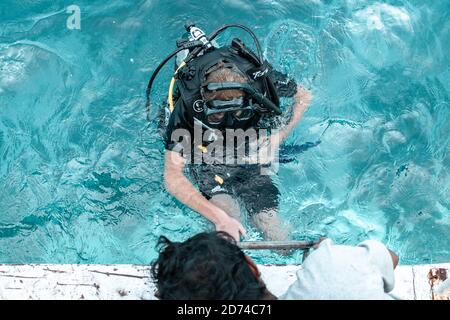 Îles Calventuras, Ngwesaung, Myanmar, 29 décembre 2019 : plongée sous-marine en équipement complet à la surface de l'eau turquoise Banque D'Images