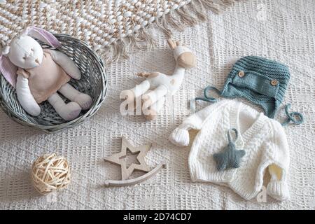 Ensemble de vêtements en maille faits main élégants pour enfants avec divers accessoires de style bohémien, vue du dessus. Banque D'Images