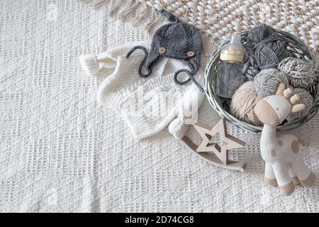 Ensemble de vêtements en maille faits main élégants pour enfants avec divers accessoires de style bohémien, vue du dessus. Banque D'Images