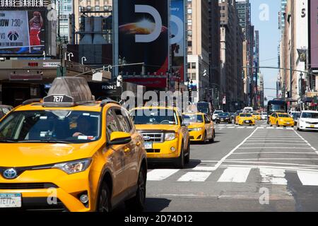 Taxi jaune medallion sur Manhattan à New York Banque D'Images