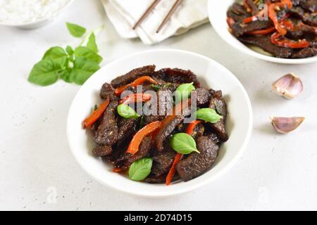 Sauté de bœuf thaïlandais au poivre et au basilic dans un bol Banque D'Images