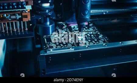 Machine en usine : carte de circuit imprimé en cours d'assemblage avec bras robotique automatisé, technologie montée en surface connectant les micropuces au Banque D'Images