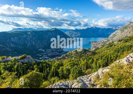 Vue sur KotorBay au coucher du soleil depuis la route de montagne en serpentin au-dessus du ciel avec des nuages au coucher du soleil. Banque D'Images