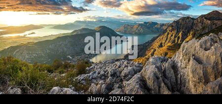 Vue sur KotorBay au coucher du soleil depuis la route de montagne en serpentin au-dessus du ciel avec des nuages au coucher du soleil. Banque D'Images