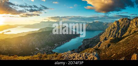 Vue sur KotorBay au coucher du soleil depuis la route de montagne en serpentin au-dessus du ciel avec des nuages au coucher du soleil. Banque D'Images