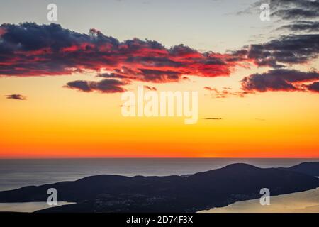 Vue sur KotorBay au coucher du soleil depuis la route de montagne en serpentin au-dessus du ciel avec des nuages au coucher du soleil. Banque D'Images