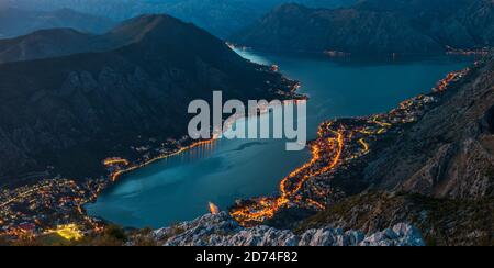 Vue sur KotorBay au coucher du soleil depuis la route de montagne en serpentin au-dessus du ciel avec des nuages au coucher du soleil. Banque D'Images