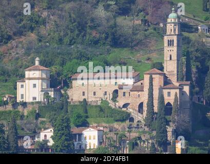 Vue aérienne de l'église Renaissance de Morcote construite au XIVe siècle.Lac de Lugano.Morcote, Canton du Tessin, Suisse Banque D'Images