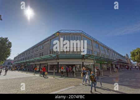 Photo : un groupe de personnes, toutes portant des masques de visage, se promontent dans Oxford Street, dans le centre-ville de Swansea, au pays de Galles, au Royaume-Uni. Dimanche 27 septembre 2020 objet: Verrouillage local Banque D'Images