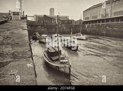 Photographie d'époque d'environ 1976 du bassin du South Ferry, un bassin marémotrice relié directement à la rivière Mersey. Le bassin a été construit vers 1817-23, à l'usage des pêcheurs et des ferries à destination de Tranmere et/ou de New Ferry sur la péninsule Wirral. Ce petit bassin était également connu localement sous le nom de 'Cocklehole' et était un endroit que Liverpool a cédé aux pauvres pêcheurs de cafards et de pêcheurs pour l'amarrage et la réparation de leurs bateaux tandis que le port principal de Liverpool s'occupait du grand commerce, Merseyside, Angleterre. Banque D'Images