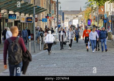 Photo : acheteurs à Oxford Street, centre-ville de Swansea, pays de Galles, Royaume-Uni. Dimanche 27 septembre 2020 objet : le verrouillage local sera en vigueur à partir de 18:00 en raison du Banque D'Images