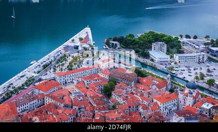 Vue sur l'église notre-Dame de Remedy, située sur le 240ème mètre d'altitude de l'échelle de Kotor sur le chemin de la forteresse Saint-Jean. Banque D'Images