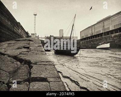 Photographie d'époque d'environ 1976 du bassin du South Ferry, un bassin marémotrice relié directement à la rivière Mersey. Le bassin a été construit vers 1817-23, à l'usage des pêcheurs et des ferries à destination de Tranmere et/ou de New Ferry sur la péninsule Wirral. Ce petit bassin était également connu localement sous le nom de 'Cocklehole' et était un endroit que Liverpool a cédé aux pauvres pêcheurs de cafards et de pêcheurs pour l'amarrage et la réparation de leurs bateaux tandis que le port principal de Liverpool s'occupait du grand commerce, Merseyside, Angleterre. Banque D'Images