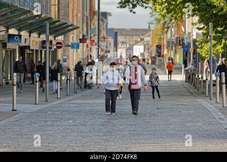 Photo : acheteurs à Oxford Street, centre-ville de Swansea, pays de Galles, Royaume-Uni. Dimanche 27 septembre 2020 objet : le verrouillage local sera en vigueur à partir de 18:00 en raison du Banque D'Images