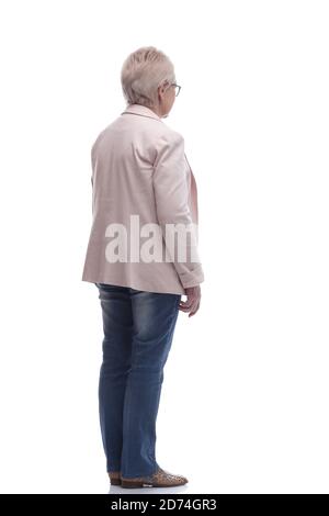 vue latérale. femme âgée regardant attentivement l'écran blanc Banque D'Images