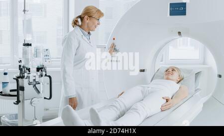 Dans le laboratoire médical, le radiologue contrôle l'IRM, la tomodensitométrie ou l'examen PET avec une patiente en cours de procédure. Équipement médical moderne de haute technologie Banque D'Images