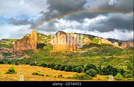 Arc-en-ciel au-dessus des Mallos de Riglos à Huesca, Espagne Banque D'Images