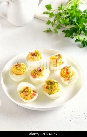 Œufs farcis avec jaune d'oeuf, bacon, moutarde et aneth, vue rapprochée Banque D'Images