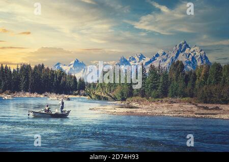 De bons amis flottent la pêche sur la rivière Snake en direction des Grands Tetons dans le Wyoming. Banque D'Images