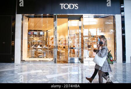 Les amateurs de shopping portant des masques de visage se prominent devant le magasin Tod à Hudson yards. Banque D'Images