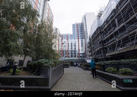 20 octobre 2020. Environ 700 étudiants et résidents non étudiants de l'Université de West London ont été informés de quitter les appartements Paragon à Brentford en raison d'un examen complet de la sécurité. L'exploitant du site Notting Hill Genesis a déclaré qu'il effectuera une enquête complète en raison de problèmes structurels et de sécurité incendie. Photo de Ray Tang. Banque D'Images