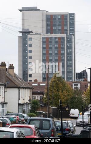20 octobre 2020. Environ 700 étudiants et résidents non étudiants de l'Université de West London ont été informés de quitter les appartements Paragon à Brentford en raison d'un examen complet de la sécurité. L'exploitant du site Notting Hill Genesis a déclaré qu'il effectuera une enquête complète en raison de problèmes structurels et de sécurité incendie. Photo de Ray Tang. Banque D'Images