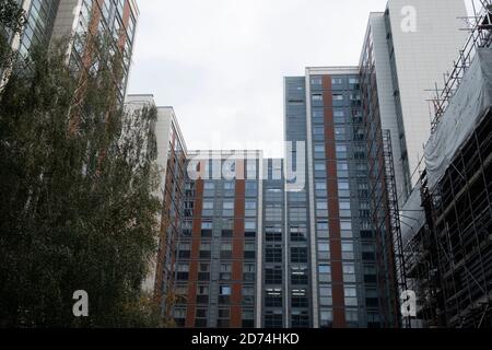 20 octobre 2020. Environ 700 étudiants et résidents non étudiants de l'Université de West London ont été informés de quitter les appartements Paragon à Brentford en raison d'un examen complet de la sécurité. L'exploitant du site Notting Hill Genesis a déclaré qu'il effectuera une enquête complète en raison de problèmes structurels et de sécurité incendie. Photo de Ray Tang. Banque D'Images