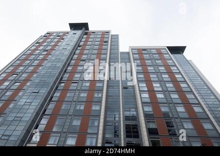 20 octobre 2020. Environ 700 étudiants et résidents non étudiants de l'Université de West London ont été informés de quitter les appartements Paragon à Brentford en raison d'un examen complet de la sécurité. L'exploitant du site Notting Hill Genesis a déclaré qu'il effectuera une enquête complète en raison de problèmes structurels et de sécurité incendie. Photo de Ray Tang. Banque D'Images