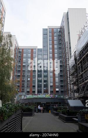 20 octobre 2020. Environ 700 étudiants et résidents non étudiants de l'Université de West London ont été informés de quitter les appartements Paragon à Brentford en raison d'un examen complet de la sécurité. L'exploitant du site Notting Hill Genesis a déclaré qu'il effectuera une enquête complète en raison de problèmes structurels et de sécurité incendie. Photo de Ray Tang. Banque D'Images