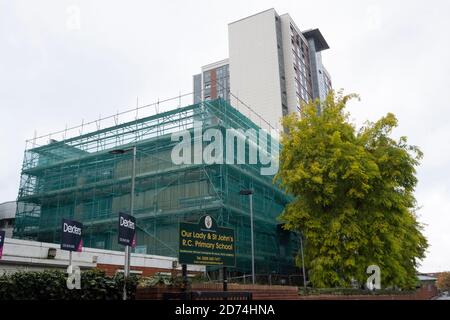 20 octobre 2020. Environ 700 étudiants et résidents non étudiants de l'Université de West London ont été informés de quitter les appartements Paragon à Brentford en raison d'un examen complet de la sécurité. L'exploitant du site Notting Hill Genesis a déclaré qu'il effectuera une enquête complète en raison de problèmes structurels et de sécurité incendie. Photo de Ray Tang. Banque D'Images