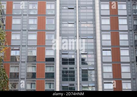 20 octobre 2020. Environ 700 étudiants et résidents non étudiants de l'Université de West London ont été informés de quitter les appartements Paragon à Brentford en raison d'un examen complet de la sécurité. L'exploitant du site Notting Hill Genesis a déclaré qu'il effectuera une enquête complète en raison de problèmes structurels et de sécurité incendie. Photo de Ray Tang. Banque D'Images