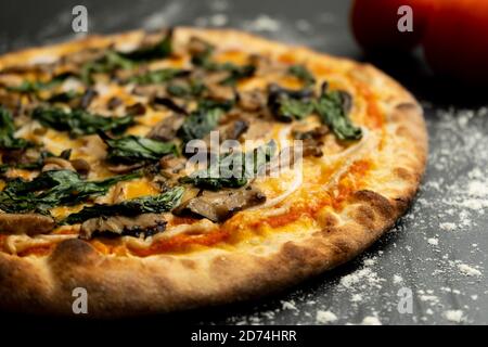 Champignons shiitake vegan et pizza aux épinards Banque D'Images