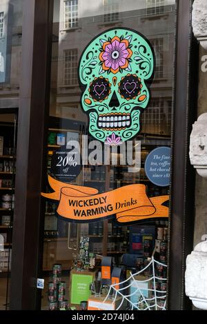 Regent Street, Londres, Royaume-Uni. 20 octobre 2020. Vitrines de magasin sur le thème de l'Halloween. Crédit : Matthew Chattle/Alay Live News