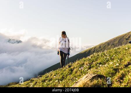 Femme aventurier sur les hautes montagnes randonnée voyageant seule heathy style de vie active vacances sentier de course à l'extérieur Banque D'Images